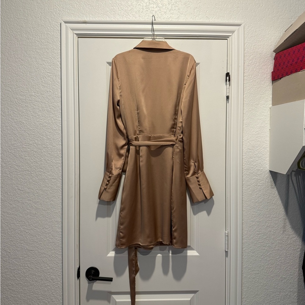 GUESS SATIN TAN WRAP DRESS SIZE MEDIUM - Picture 3 of 4